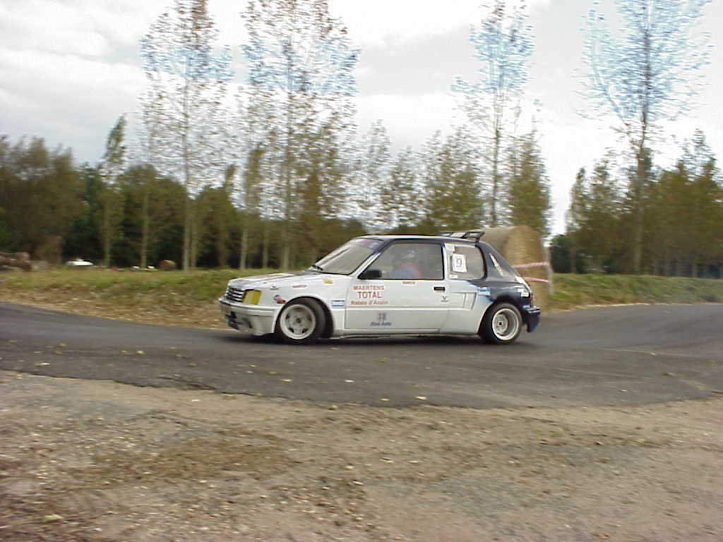 Une 205 sur le circuit