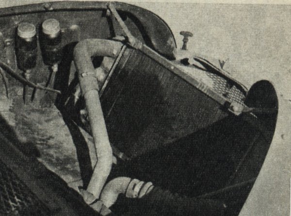 La 4CV de BARIA vue sur le radiateur de R16