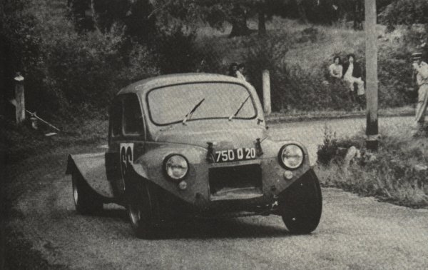 Une 4CV  moteur de mustang