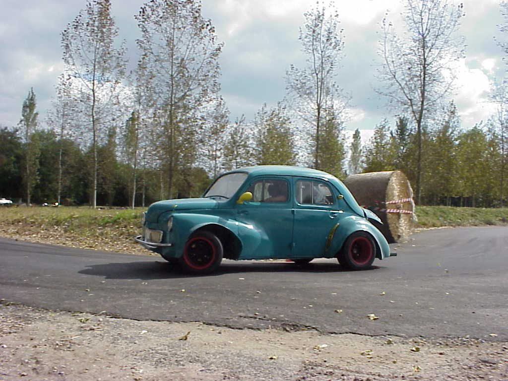 Une 4CV sur le circuit