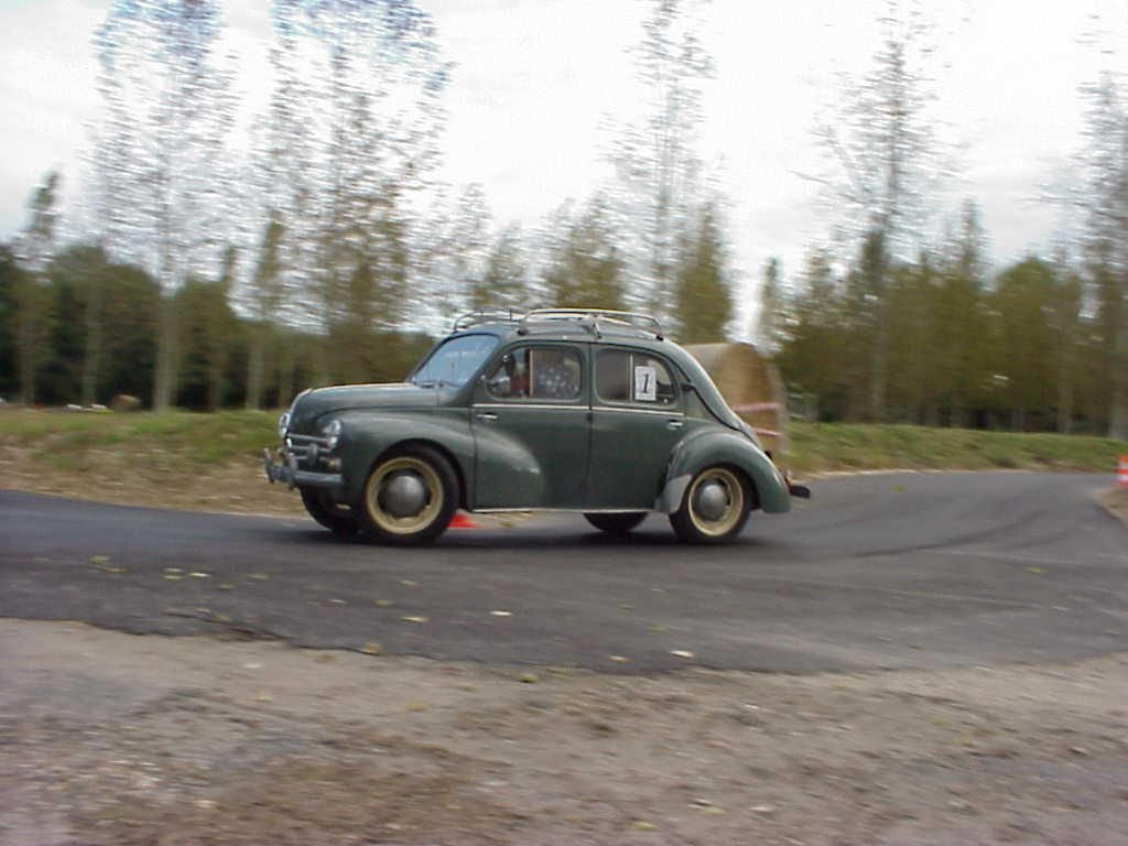 La 4CV de Nounours sur le circuit