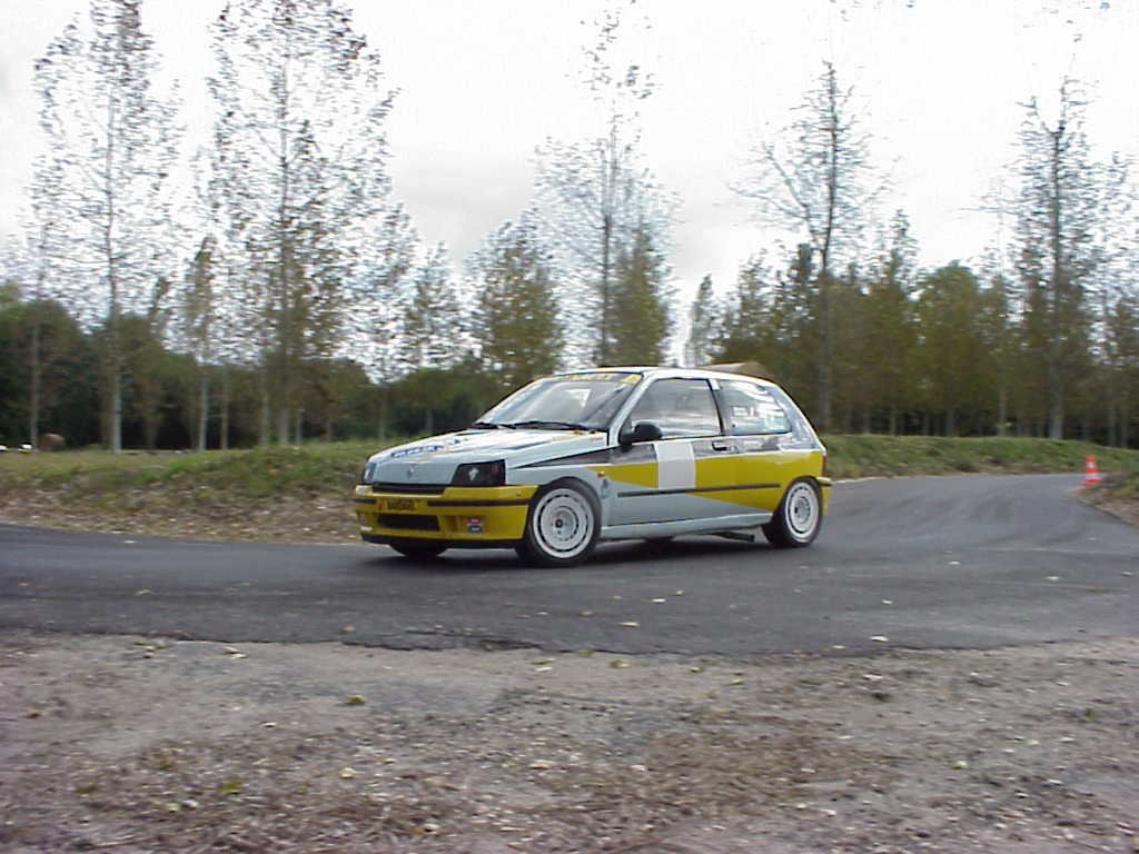 Une clio sur le circuit