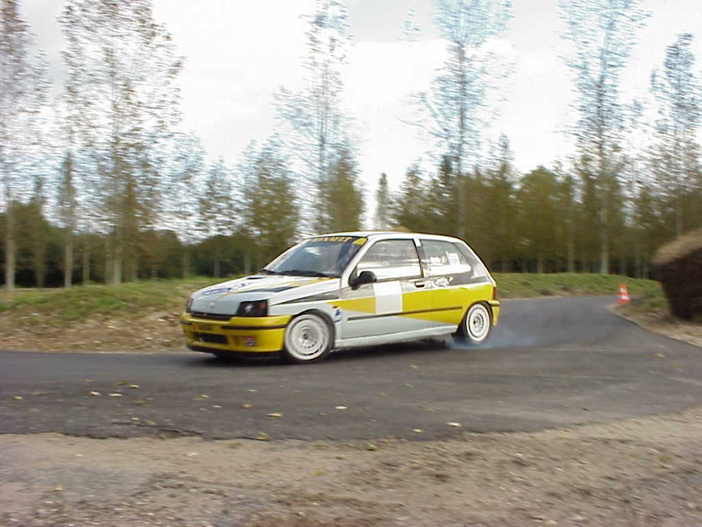 Une clio sur le circuit