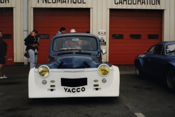 Une 4CV