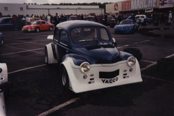 Une 4CV