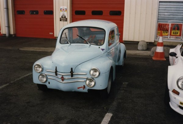 Une 4CV
